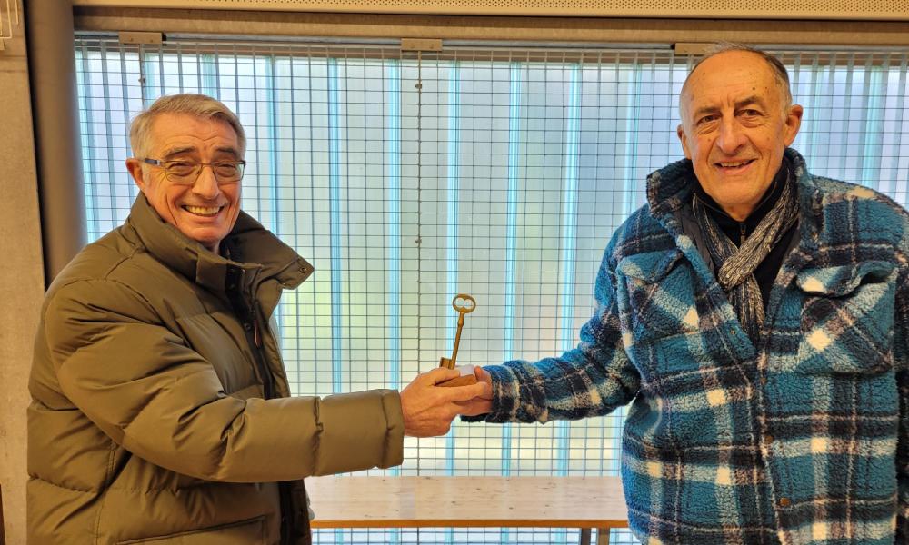 Passage de témoin à Rennes Pôle Association Alain Cocault (à gauche) transmet la clef des 2 Rives RPA à François Pilet